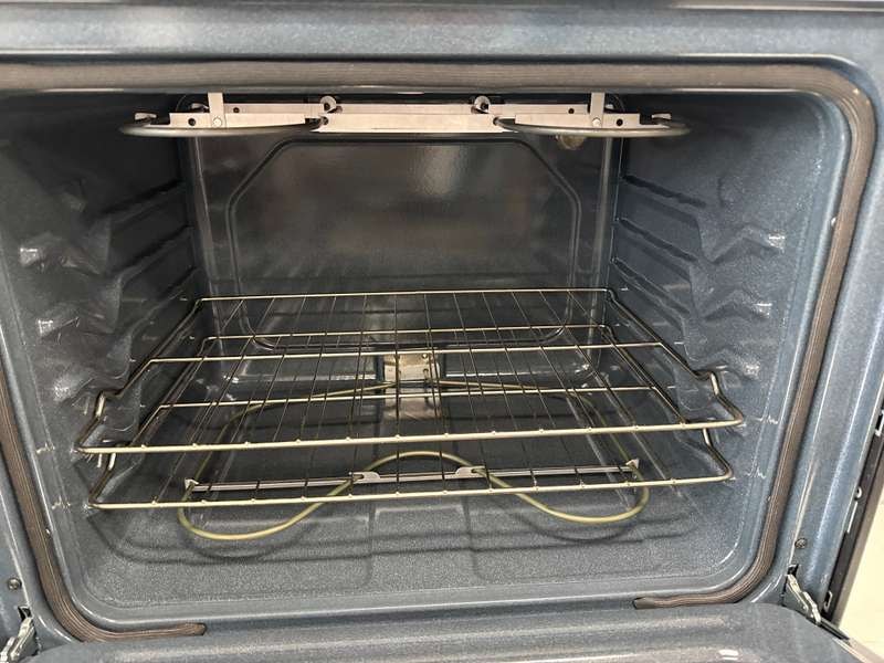 Amana 30" Freestanding Electric Range 4.8 cu. ft Stainless Steel AER6303MMS - Assessment Photo 10