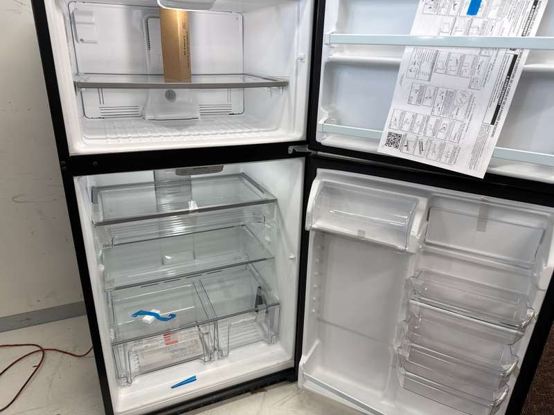 Maytag 33" Top Freezer Refrigerator 20.5 cu. ft Black MRT311FFFE - Assessment Photo 11