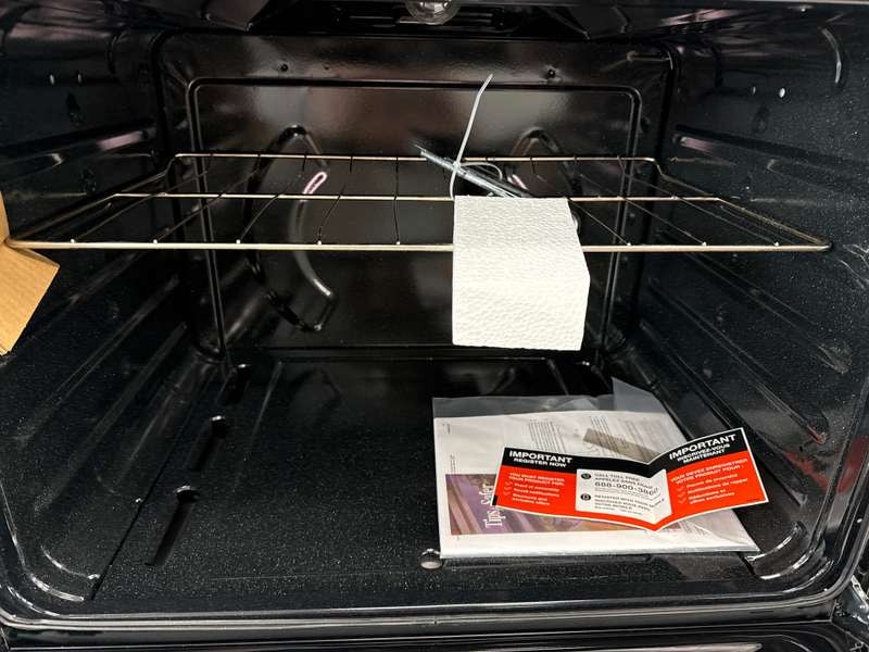Whirlpool 30" Freestanding Gas Range Edge to Edge Cooktop 5.1 cu. ft WFG505M0MW - Assessment Photo 11