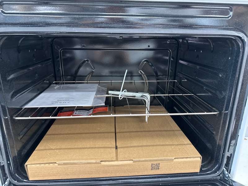 Amana 30" Freestanding Gas Range 5.1 cu. ft AGR6303MMW - Assessment Photo 11