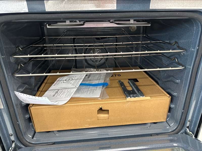 Whirlpool 30" Freestanding Gas Range w/ Air Cooking 5.0 cu. ft WFGS5030RZ - Assessment Photo 11
