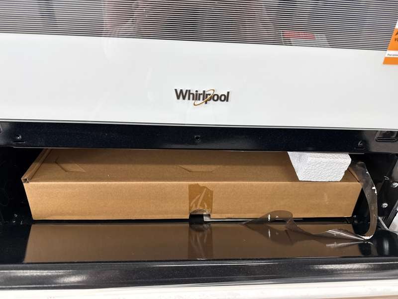 Whirlpool 30" Freestanding Gas Range Edge to Edge Cooktop 5.1 cu. ft WFG505M0MW - Assessment Photo 12