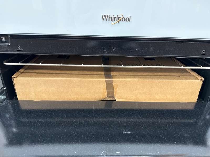 Whirlpool 30" Freestanding Gas Range Edge to Edge Cooktop 5.1 cu. ft WFG505M0MW - Assessment Photo 12