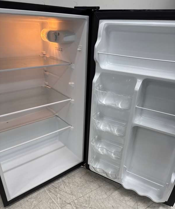 Insignia 4.4 Cu. Ft Mini Fridge w/ Glass Door Gray NS-CF44GD3 - Assessment Photo 7