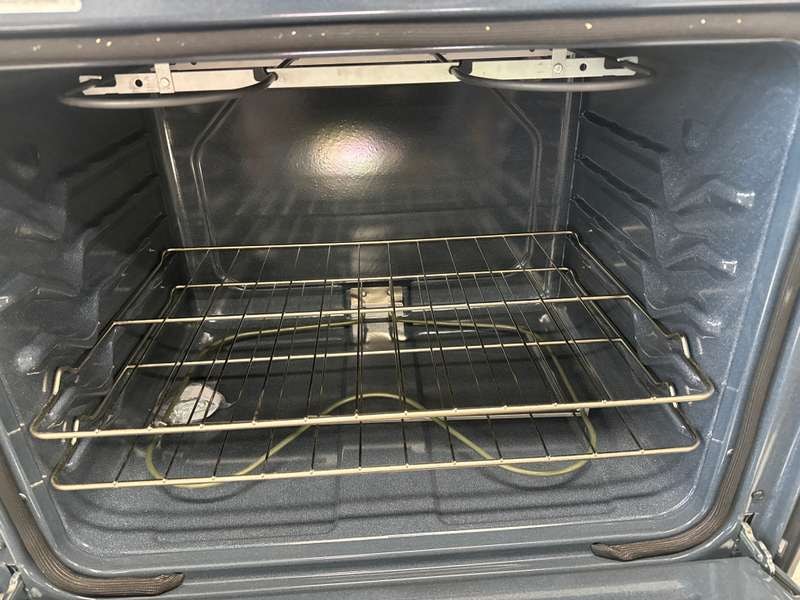 Amana 30" Freestanding Electric Range 4.8 cu. ft White AER6303MFW - Assessment Photo 8
