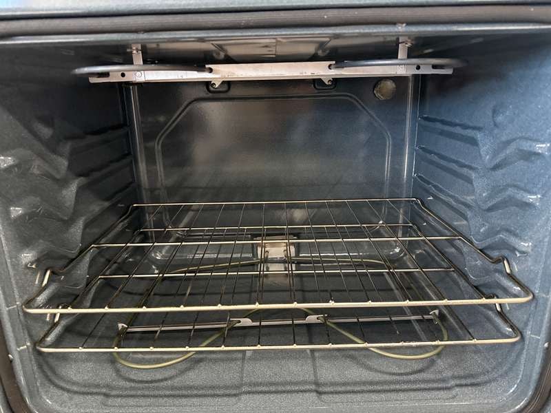 Amana 30" Freestanding Electric Range 4.8 cu. ft White AER6303MFW - Assessment Photo 8