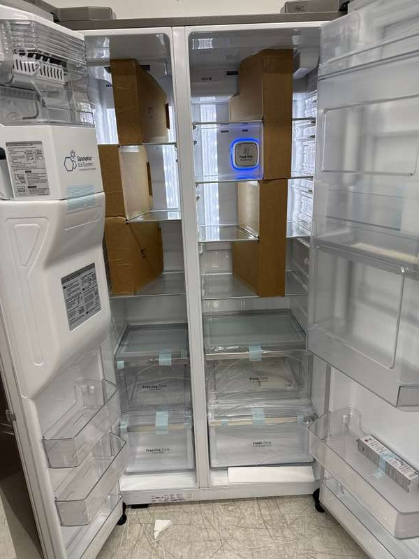 LG 36" Side-by-Side Refrigerator 22.0 cu. ft Stainless Steel LSC22991ST - Assessment Photo 9