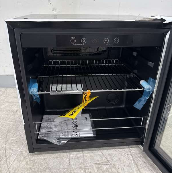 Insignia 48-Can Beverage Cooler Stainless Steel NS-BC48SS3 - Assessment Photo 9